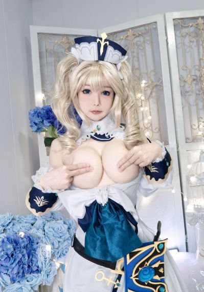手伸进她的乳罩里揉搓着