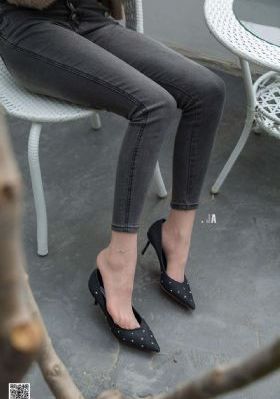 女教师含羞撅起屁股粗暴
